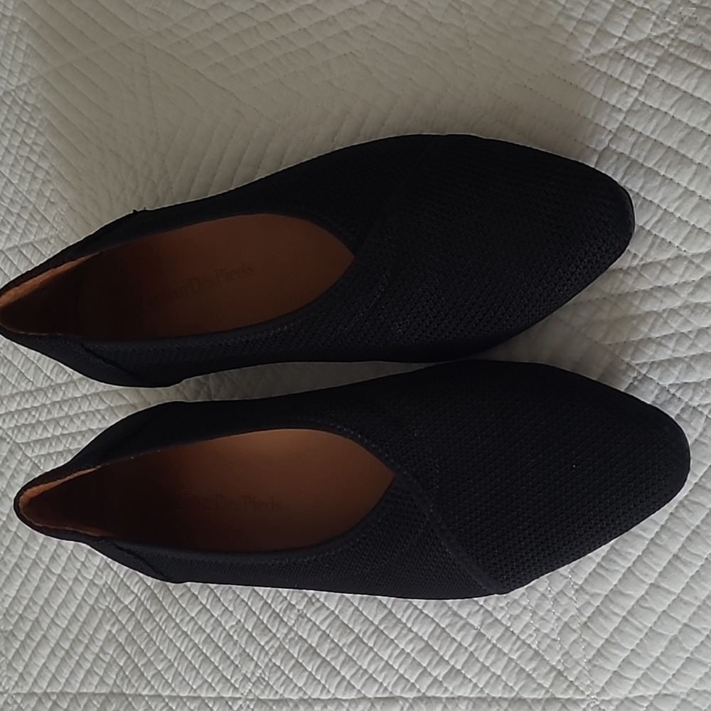 Comfy, cute black flats.